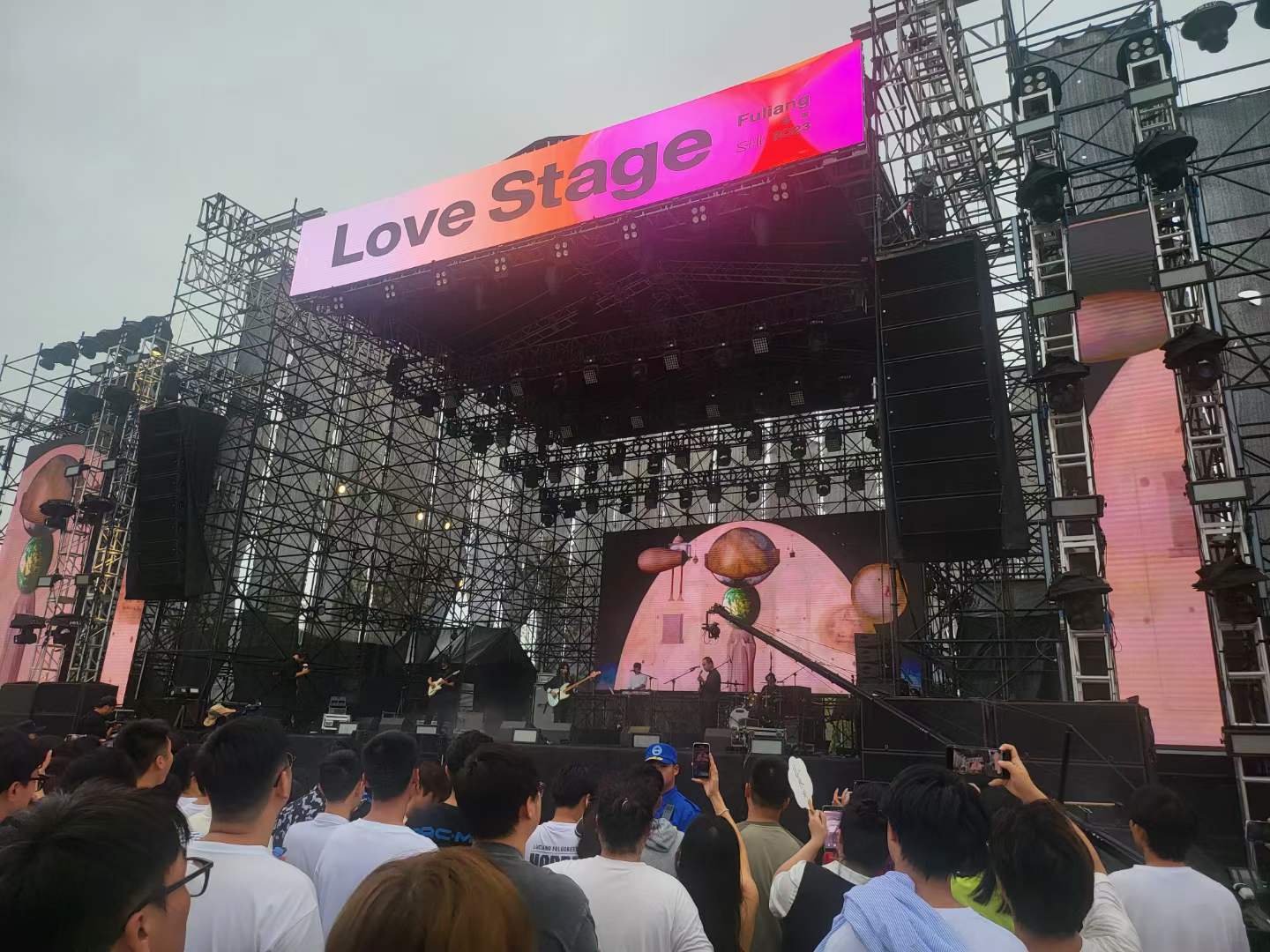 演出时突遇强暴雨，如何做好舞台租赁设备的应急预案？