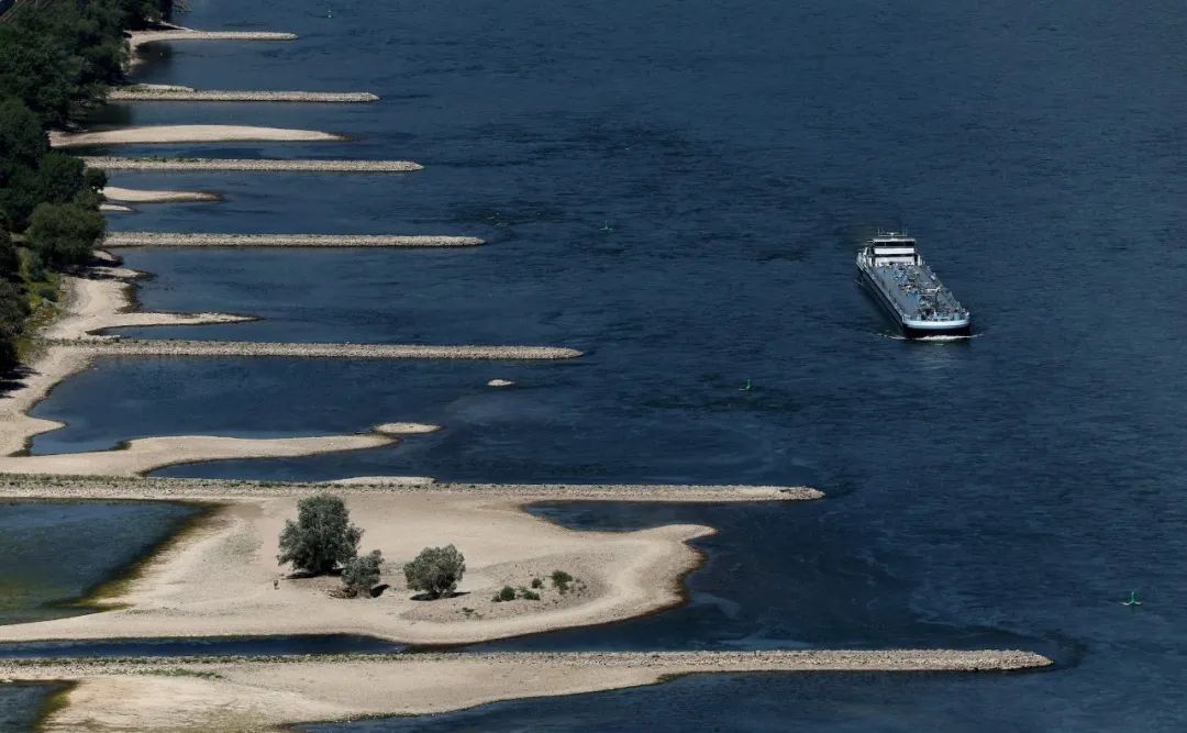 ​海运系统：包括船舶、港口和航线，还涵盖了物流